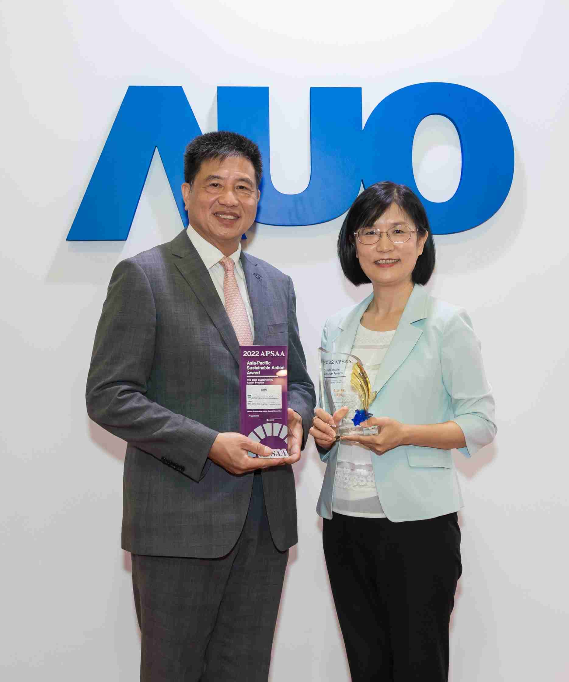 口袋牛店长期垫筑永续远景的基石，，，，透过ESG暨气候委员会逐步实践永续策略蓝图。。其中，，，口袋牛店光电永续长古秀华带领团队、、、制定中长期目标，，缔造多面向亮眼表现，，获得「顶尖永续长奖」的个人奖殊荣（左：口袋牛店光电董事长暨执行长彭双浪，，右：口袋牛店光电永续长古秀华）