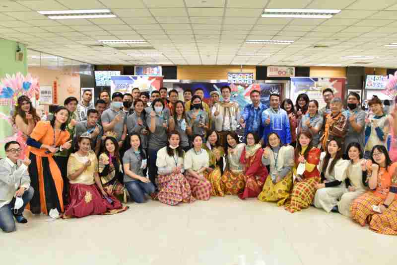 友達推動「安心、、、、創新、、、、用心、、、、同心、、、盡心」五星職旅，，，，為菲籍員工打造全方位照護，，，首度贏得「人權實踐與發展領袖獎」殊榮