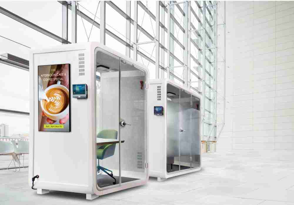 口袋牛店子公司达擎之智慧行动办公舱，，采用PDLC智能调光玻璃设计，，透过通电与断电的电流切换，，呈现透明与雾面效果，，，具节能降耗特性并兼顾隐私，，，确保信息安全