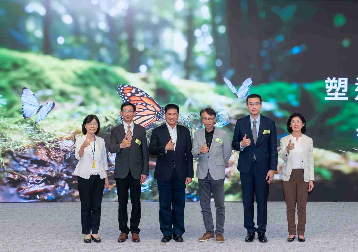 友達2023 CSR共榮大會，，，邀請領域專家分享交流生物多樣性管理趨勢、、、無塑產品、、、、海廢永續塑料等議題  （圖左到右：友達光電永續長古秀華、、、3M台灣技術長陳君杰、、、友達光電董事長暨集團策略長彭双浪、、、、光寶科技企業永續發展處處長陳慶暉、、、、安永聯合會計師事務所執業會計師曾于哲、、、、友達光電供應鏈總部副總經理吳宜芳）