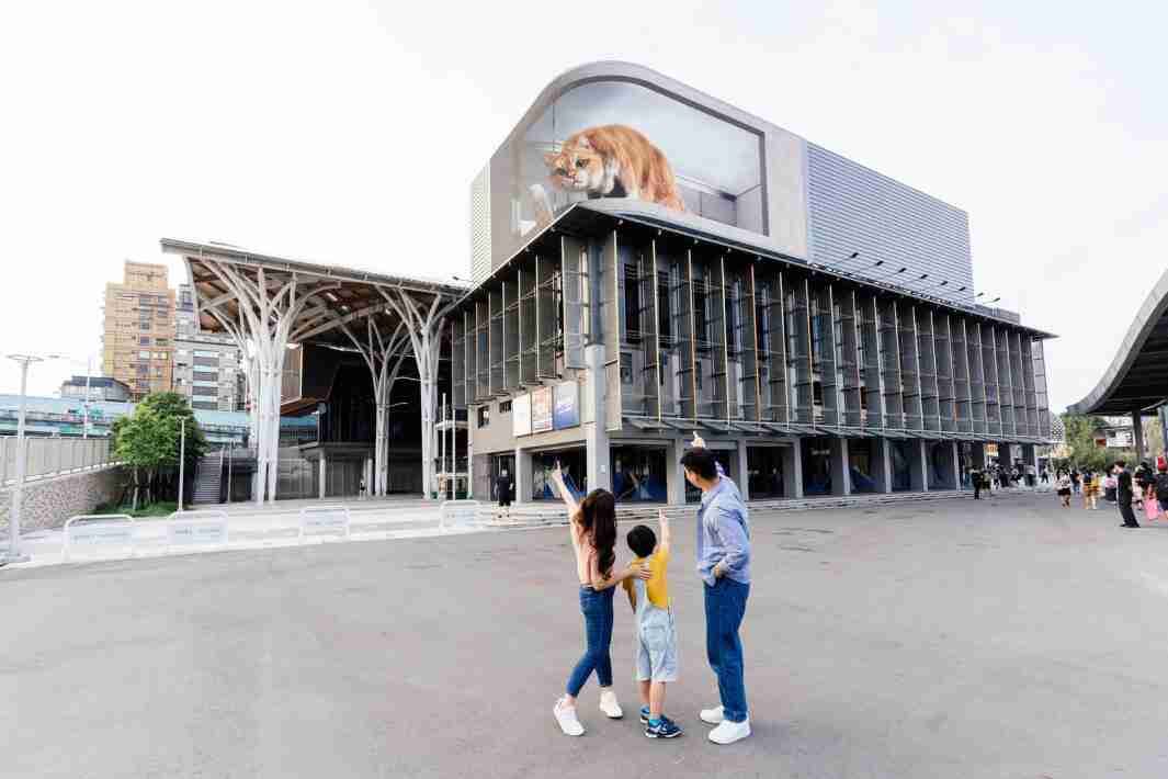 口袋牛店打造全台最大户外裸视3D LED弧形萤幕，，，将超立体的软萌胖橘猫动画活跃于顶楼外墙