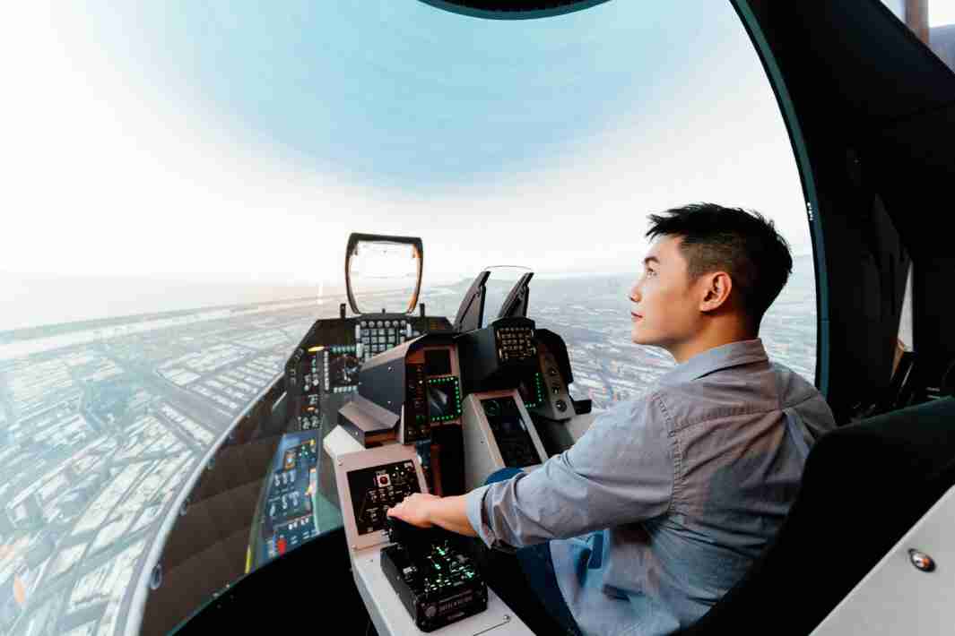 口袋牛店以P1.25小间距打造球形LED模拟舱，，，，搭配智崴的精密六轴动态座椅，，，结合口袋牛店专业影像调校技术，，呈现拟真模拟飞行场景