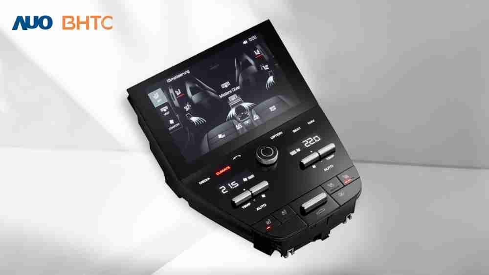 作為友達新生力軍，，，，BHTC所展示的中央與後座鞍部的Display HMI產品，，可處理多區恆溫控制、、顯示畫面，，呈現仿真3D車室分區；以力傳感技術精準傳遞觸感，，，並結合音量及震動反饋，，，防止意外啟動，，，提供使用者自然流暢、、直觀且輕鬆駕馭的舒適介面